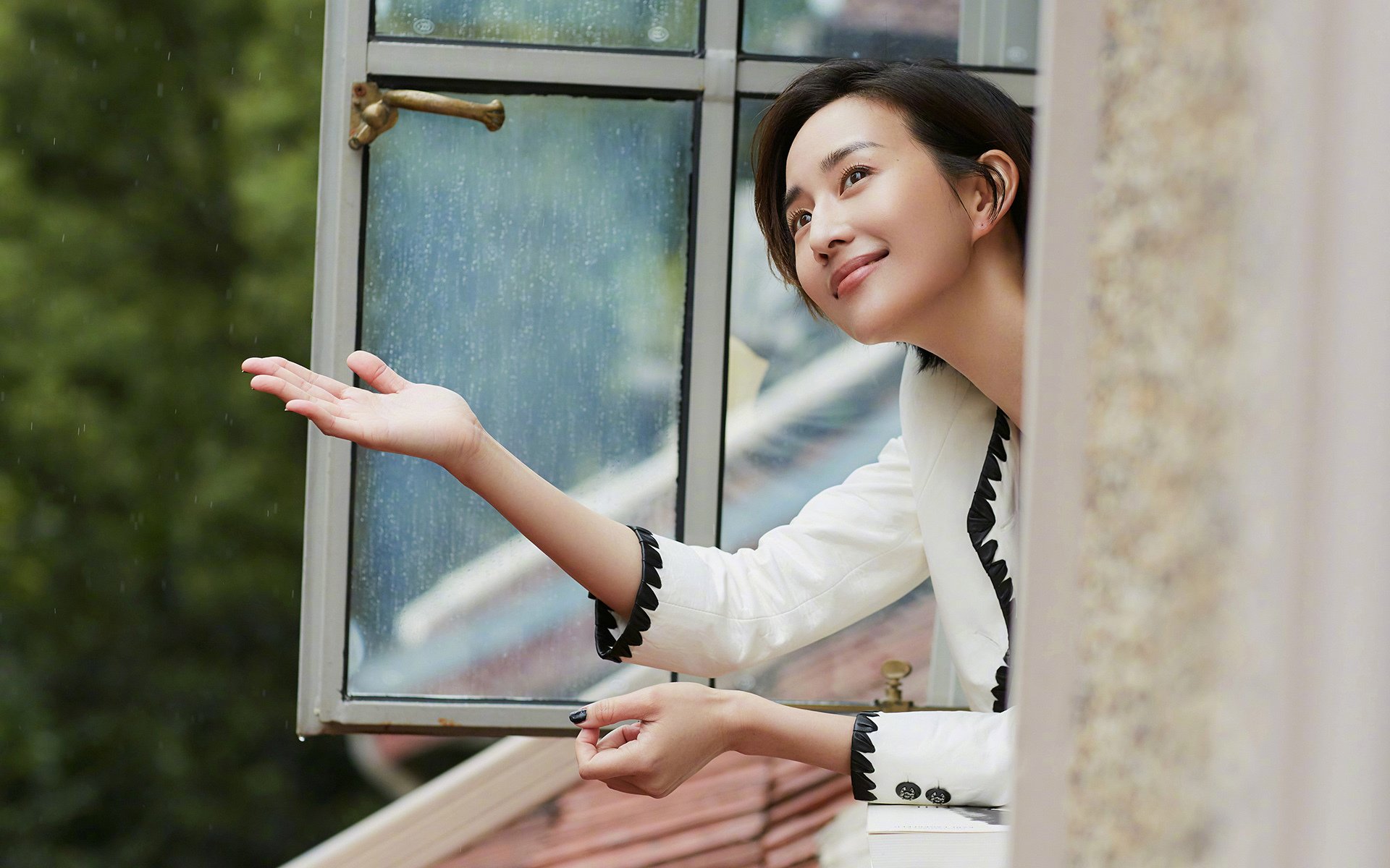 爱游戏体育APP下载-广东宏远抢眼表现，稳坐积分榜榜首，广东宏远又一新星崛起