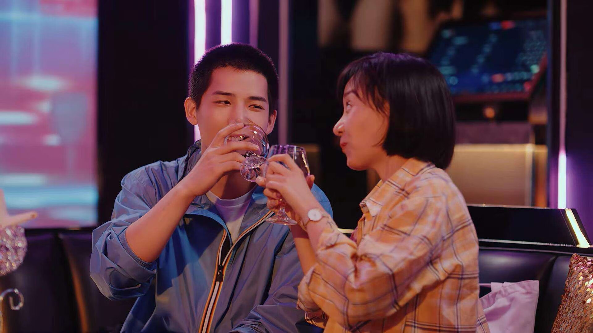 爱游戏娱乐平台-法国球员赛后鞠躬道歉：对不起球迷，法国队捧杯