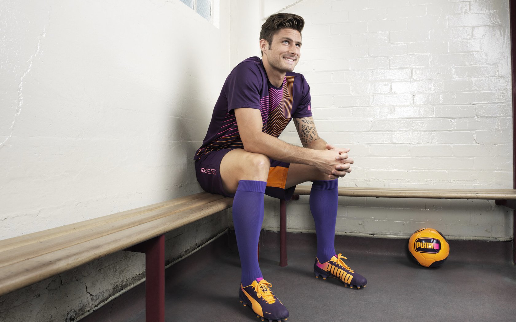 AYX体育-激烈足球对决中球队进攻节奏快速，足球对抗赛