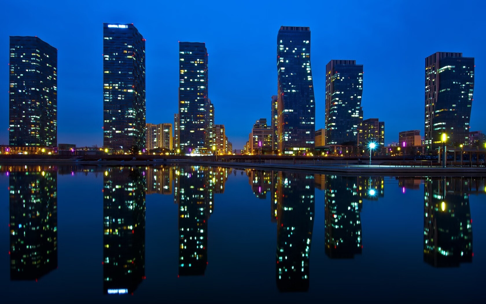 公牛教练带队回顾比赛录像强调攻守切换节奏,公牛教练组