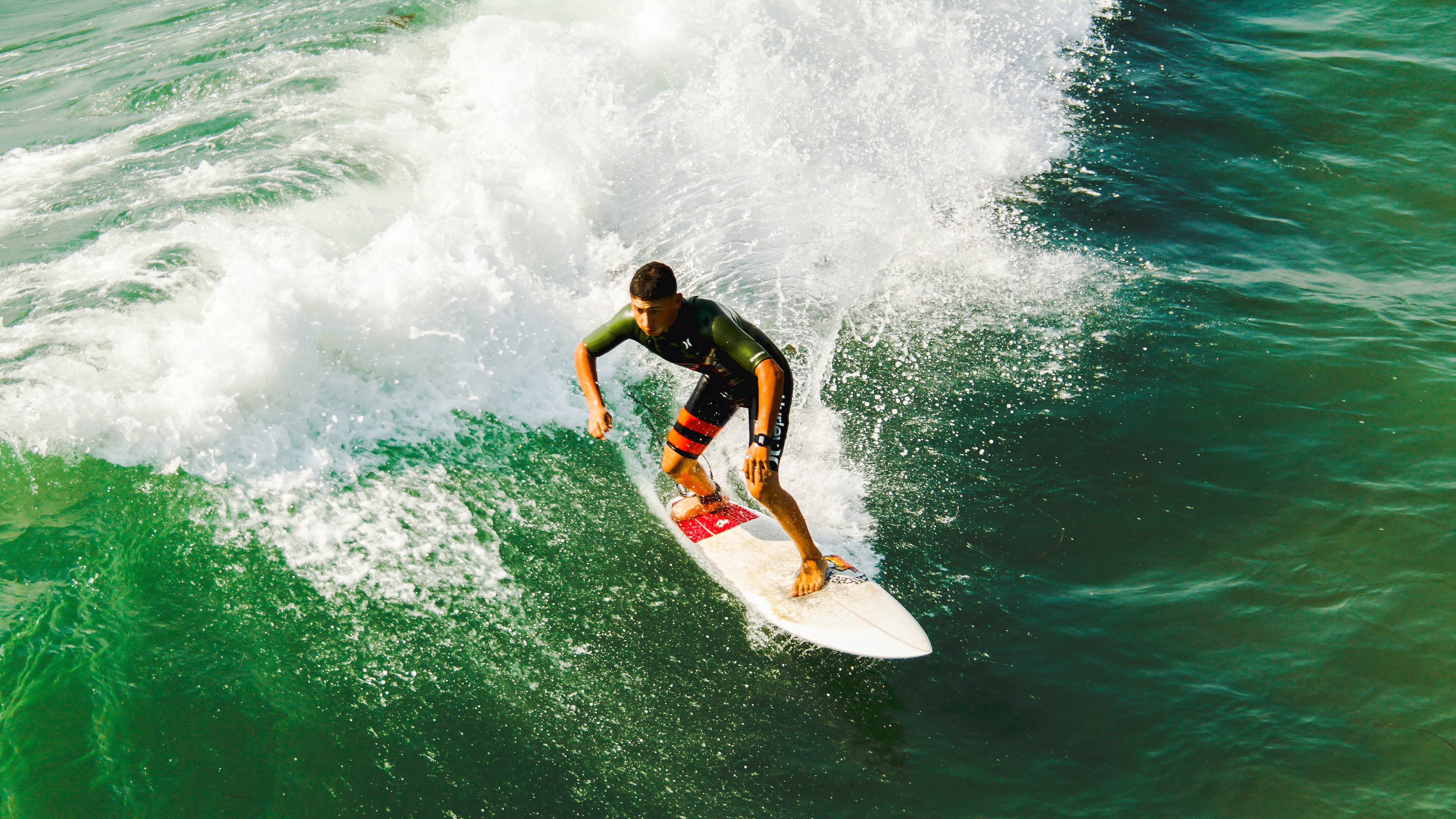 中美蝶泳前100米对比：美方领先更稳，美国百米蝶泳